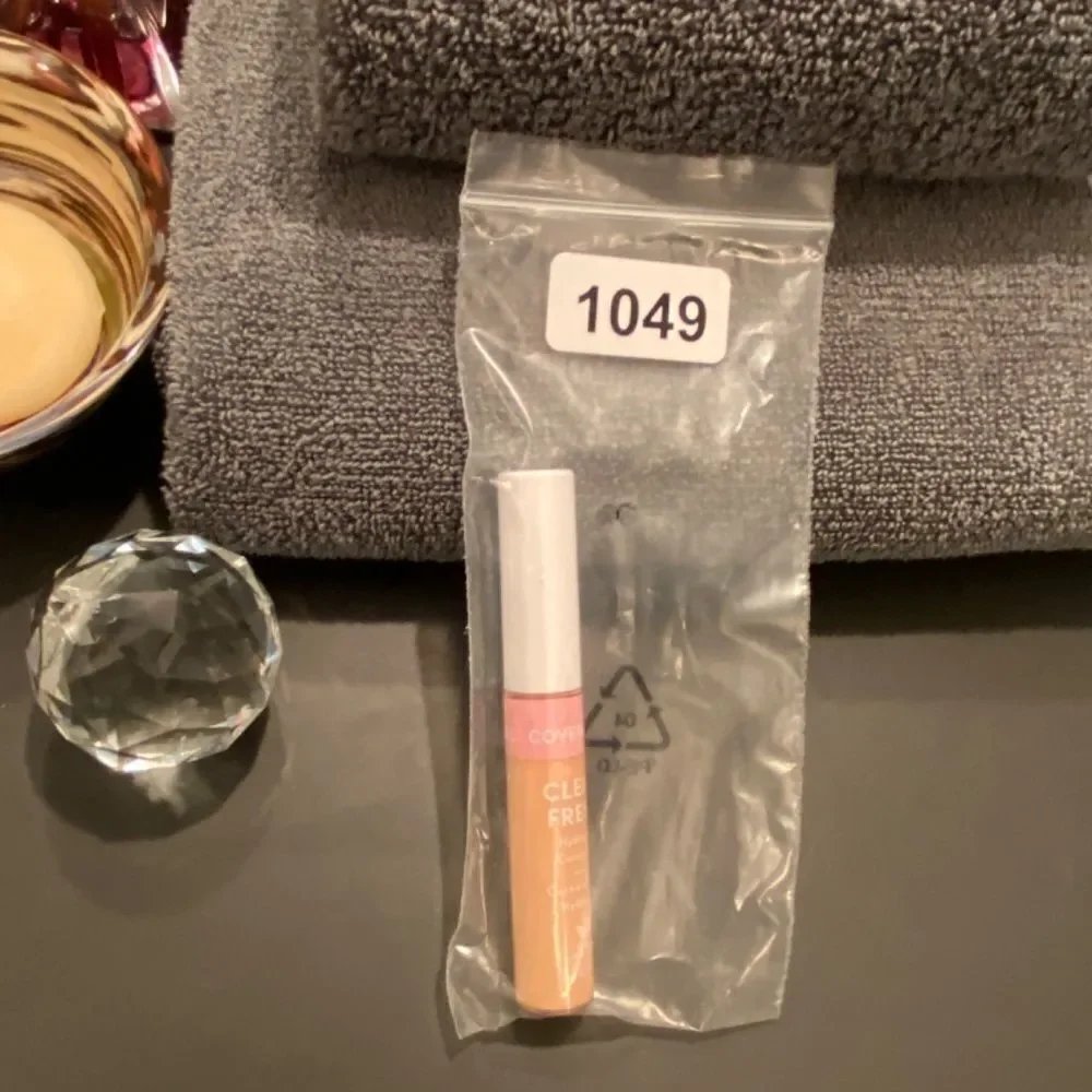 1049 Covergirl Clean Fresh  Hydrating Concealer  #340 Light Pale New